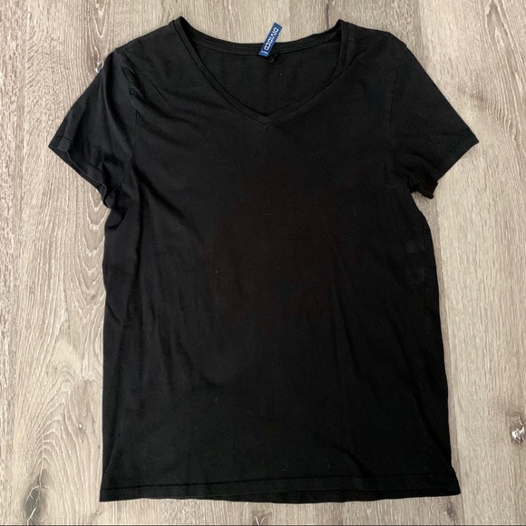 H&M Other - 🔴 H&M v-neck tee